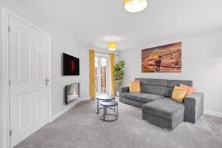 Spacious 3-Bed House with Parking and Garden Vacation rental in Aylesbury