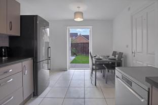 Spacious 3-Bed House with Parking and Garden Vacation rental in Aylesbury