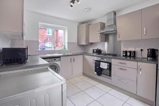 Spacious 3-Bed House with Parking and Garden Vacation rental in Aylesbury