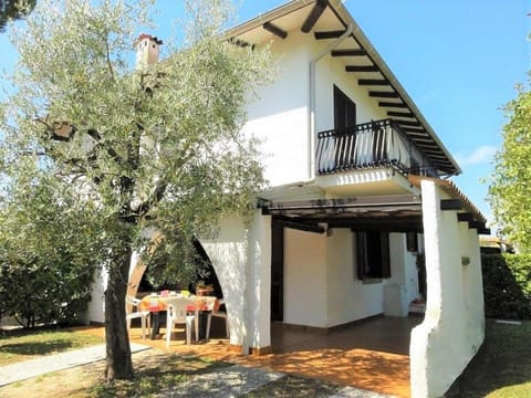 Peaceful villa with outdoor fireplace Hotel in Bibione