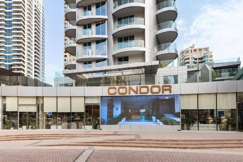 Full of Light Studio Dubai Marina by Simply Comfor Hotel in Dubai