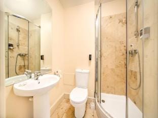 GO2 Gloucester Hotel by OYO  Standard Twin Apartment in Gloucester