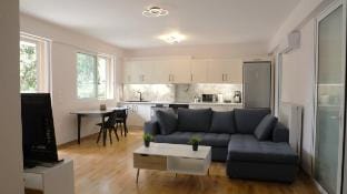 Luxury 1 Bd Apt with Patio in Neo Psychiko Vacation rental in Chalandri