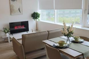Modern Studio-MK Station*Central*Free Parking Vacation rental in Milton Keynes
