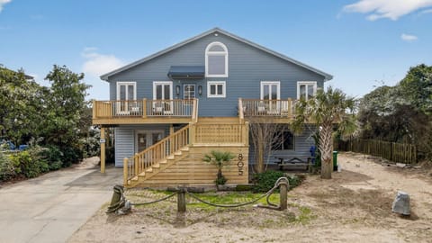 Lighthouse by AvantStay | Beachfront View Home w/ Pool Table & Ping Pong House in Folly Beach