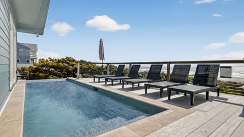 Lighthouse by AvantStay | Beachfront View Home w/ Pool Table & Ping Pong House in Folly Beach