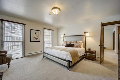 Bright Master bedroom w/ King Sized Bed