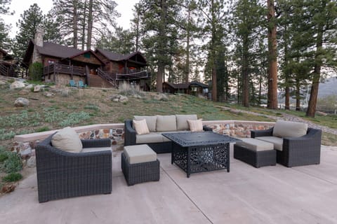 Enjoy lakefront seating.