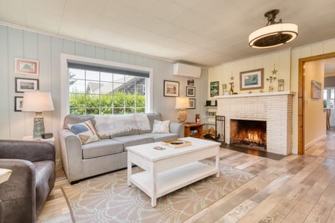 Bright, contemporary interior with plenty of space for everyone!