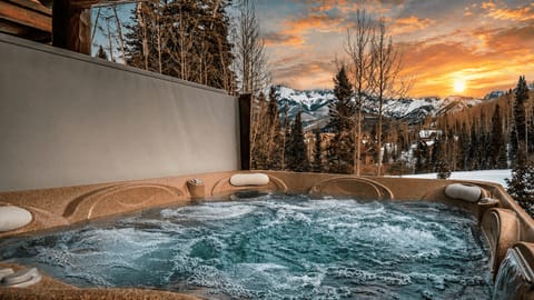 Hot tub overlooking the mountain peeks.