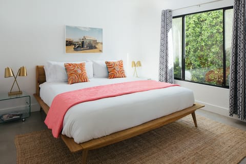 Room 4 features a queen bed.