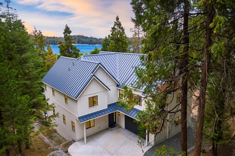 5-minute drive to Lake Arrowhead Village.