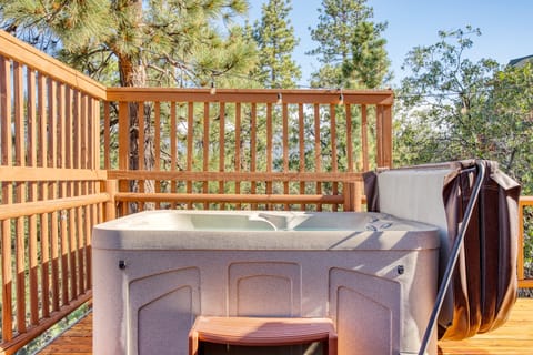 Private hot tub with mountain views!