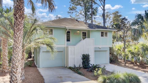 3 Twin Oaks Lane by AvantStay | Beach Access, Sunroom, Great Location! House in Wild Dunes