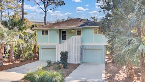 3 Twin Oaks Lane by AvantStay | Beach Access, Sunroom, Great Location! House in Wild Dunes