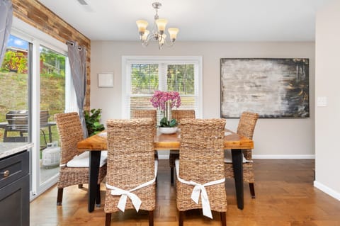 Dining area offers seating for 6.