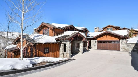 Ski-in Ski-out Deer Valley | Hot Tub, Fire Pit, Views | Silver Sun by AvantStay House in Park City
