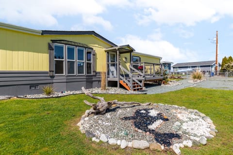 A lateral perspective of the house.