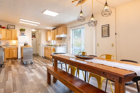 Open layout makes it easy to connect throughout the cooking and dining spaces.