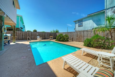 Huge private pool awaits you at Salty Peach!