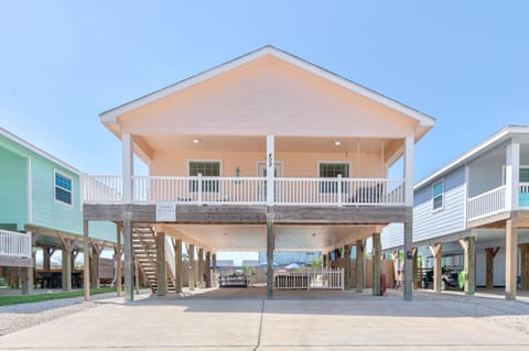 Drive up to this peach-colored 3BR beach house for your next getaway!