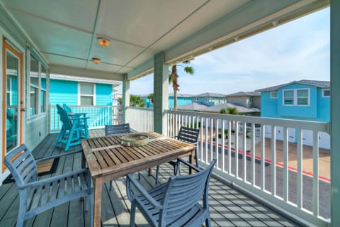 Al fresco dining on the balcony.
