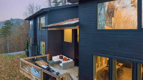 Welcome to your moody Smoky Mountain escape!