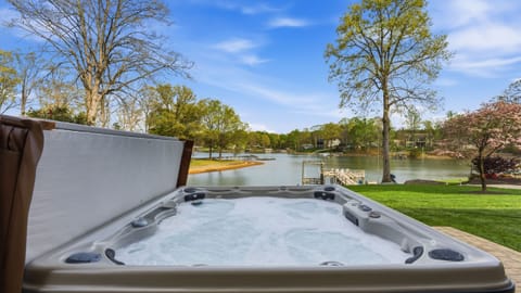 Welcome to Kool Breeze...amazing lake views &amp; hot tub!