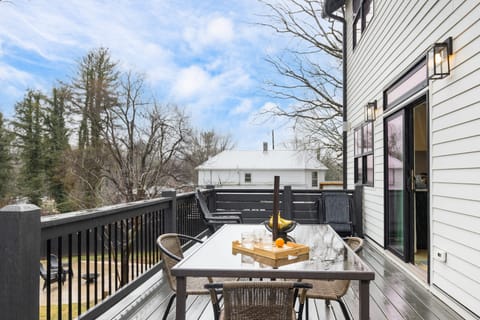 Outdoor dining area on the deck.