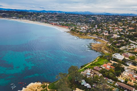 6-minute walk to La Jolla Cove.
