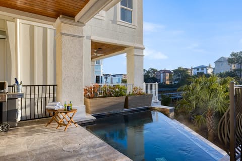 Private infinity pool.