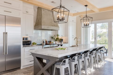 Kitchen features a large island with 7 barstool seats.
