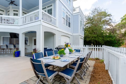 Have an evening BBQ and dine alfresco!