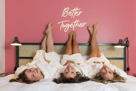 A short 5-minute drive from downtown and Broadway!