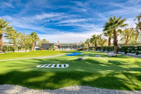 Putting green (Villa 3).