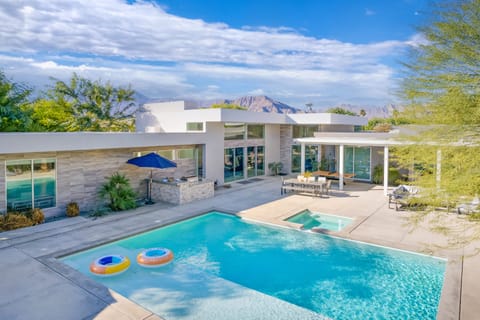 Chic dining area to fit a large group.
