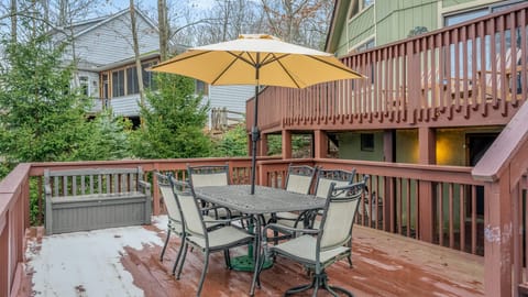 Pull up a chair at our outdoor table and indulge in the sights and sounds of lakefront living.