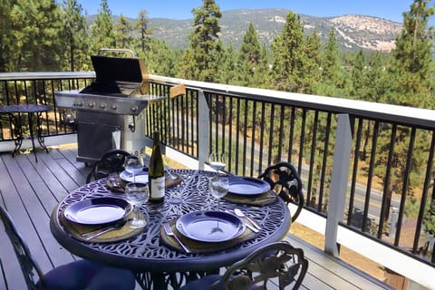 Enjoy al fresco dining and a BBQ grill with a stunning mountain view!