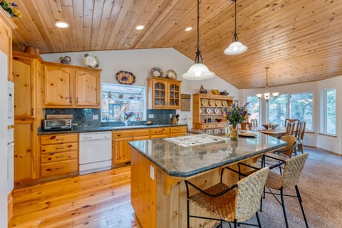 Spacious and fully equipped kitchen.