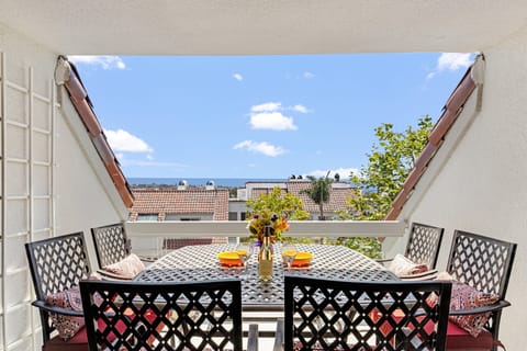 Dine alfresco on the balcony.