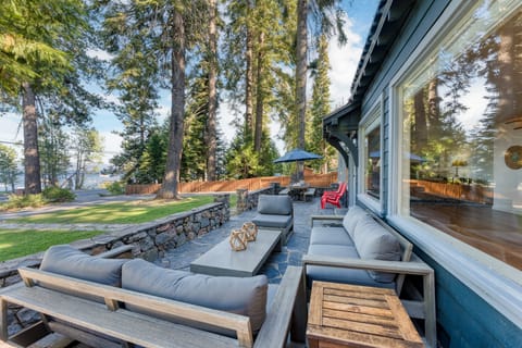 Dine alfresco with a lake view!