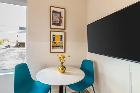 Dining area and large flat-screen TV.Fully equipped.