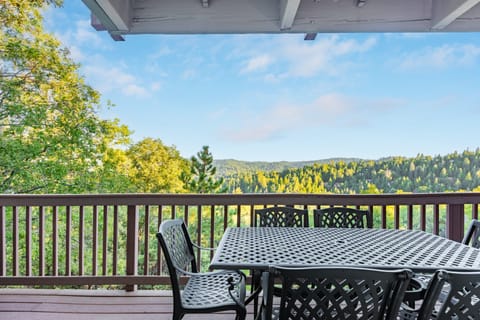 Al fresco dining on the balcony.