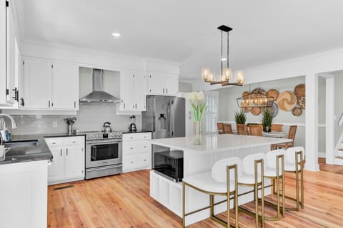 Fully equipped kitchen.