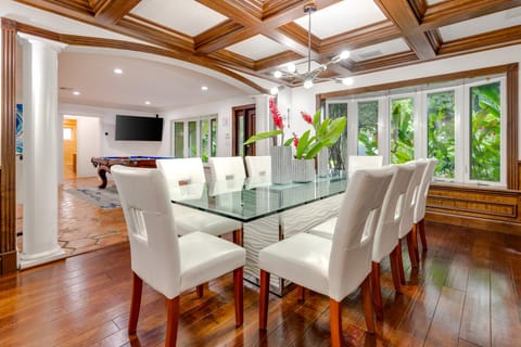 Beautiful dining room seats 10.