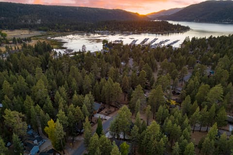 Minutes to the lake.