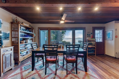 Dining area seats 6.