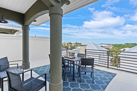 Emerald Paradise | 2 blocks to Beach | Rooftop Patio + Pool Access | Sleeps 10 House in Blue Gulf Beach