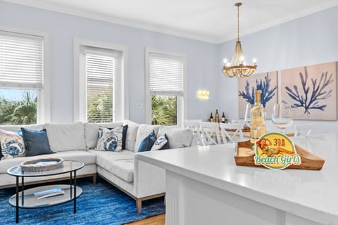 Emerald Paradise | 2 blocks to Beach | Rooftop Patio + Pool Access | Sleeps 10 House in Blue Gulf Beach