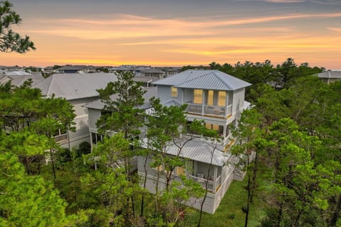 Amour La Mer by AvantStay | Rooftop Patio, Pool Access, Walk to Beach House in Rosemary Beach